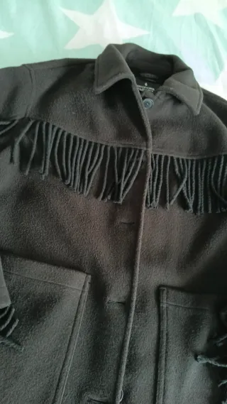 Chaqueta negra con flecos