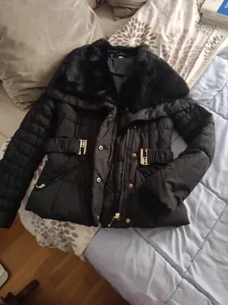 Chaqueta acolchada negra con pelo en el cuello