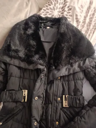 Chaqueta acolchada negra con pelo en el cuello