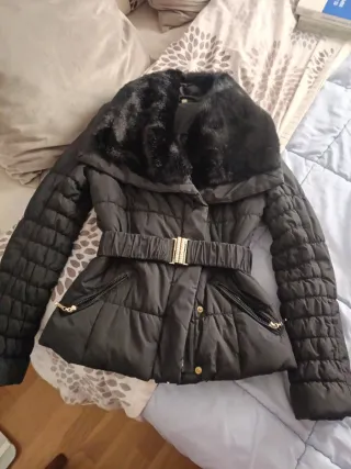 Chaqueta acolchada negra con pelo en el cuello