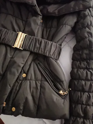 Chaqueta acolchada negra con pelo en el cuello