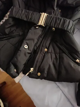 Chaqueta acolchada negra con pelo en el cuello