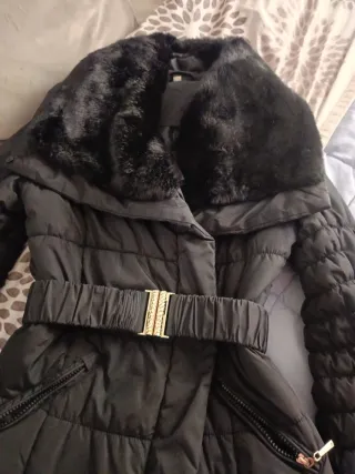 Chaqueta acolchada negra con pelo en el cuello