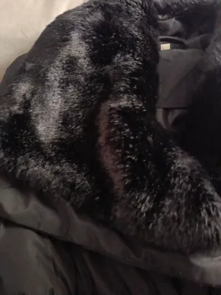 Chaqueta acolchada negra con pelo en el cuello