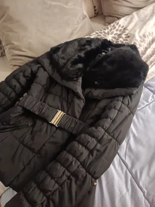 Chaqueta acolchada negra con pelo en el cuello