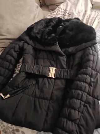 Chaqueta acolchada negra con pelo en el cuello