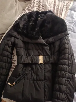 Chaqueta acolchada negra con pelo en el cuello