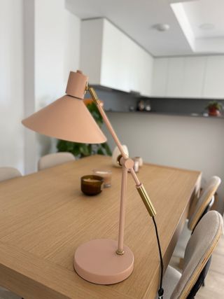 Lámpara de mesa flexo rosa y dorada