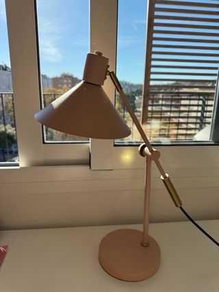 Lámpara de mesa flexo rosa y dorada
