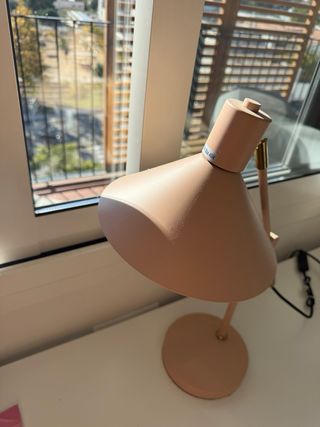 Lámpara de mesa flexo rosa y dorada