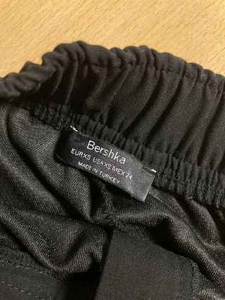 Falda mini negra con cremallera y hebillas