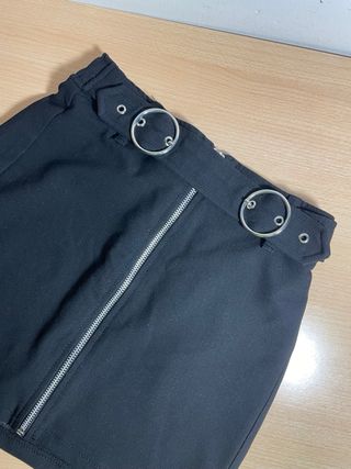Falda mini negra con cremallera y hebillas