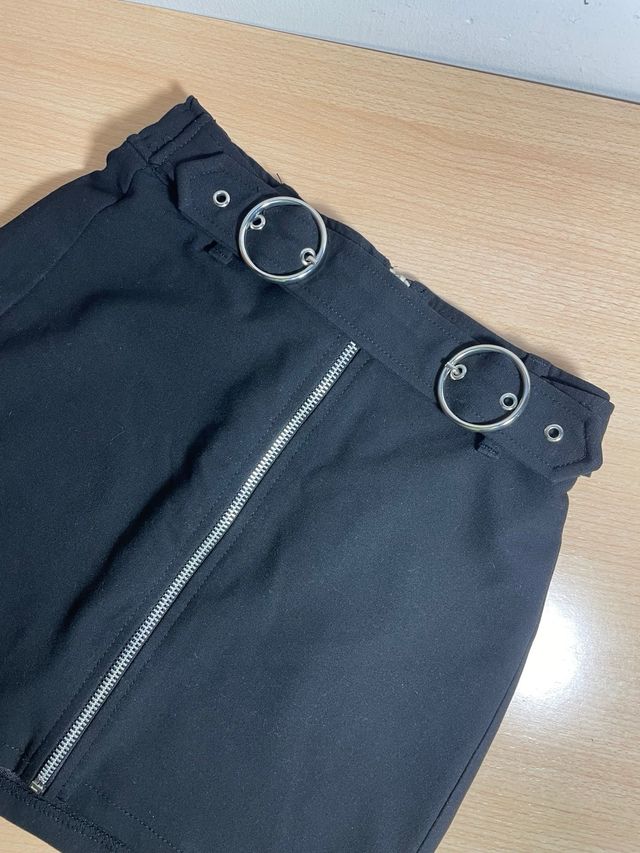 Falda mini negra con cremallera y hebillas