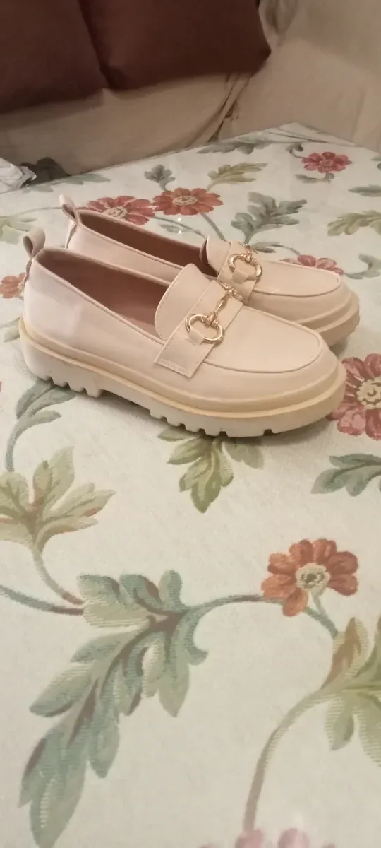 Zapatos planos beige con hebilla dorada