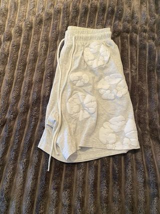 Pantalones cortos grises con flores