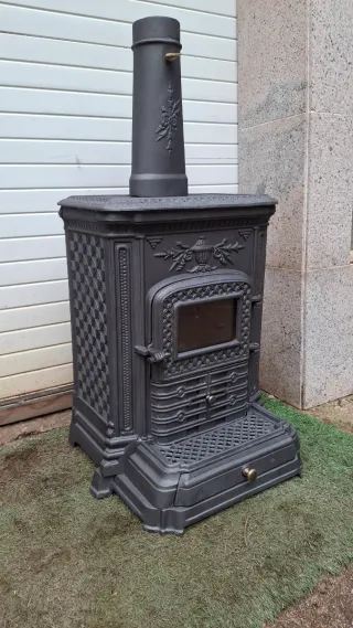 Preciosa estufa de leña de hierro fundido