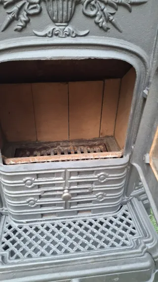 Preciosa estufa de leña de hierro fundido