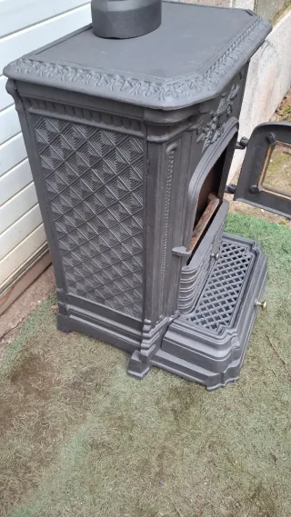 Preciosa estufa de leña de hierro fundido