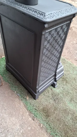 Preciosa estufa de leña de hierro fundido