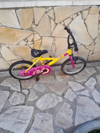 Bicicleta infantil amarilla Decathlon