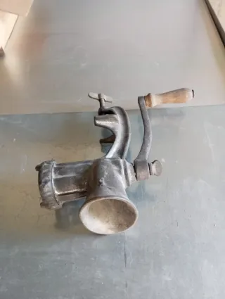 Picadora de carne antigua