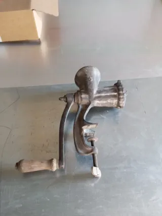 Picadora de carne antigua