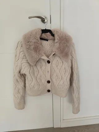 Chaqueta de punto beige con cuello de pelo