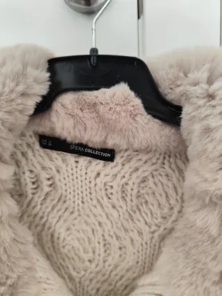 Chaqueta de punto beige con cuello de pelo