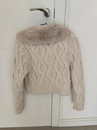 Chaqueta de punto beige con cuello de pelo