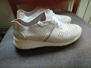 Zapatillas blancas perforadas