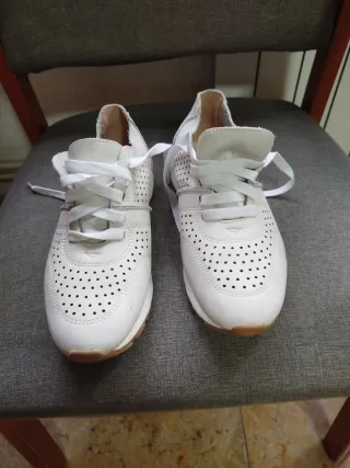 Zapatillas blancas perforadas