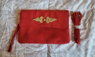 Bolso de mano rojo de antelina con adorno dorado