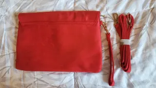 Bolso de mano rojo de antelina con adorno dorado