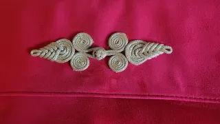 Bolso de mano rojo de antelina con adorno dorado