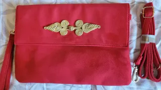 Bolso de mano rojo de antelina con adorno dorado