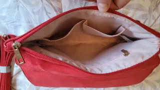 Bolso de mano rojo de antelina con adorno dorado