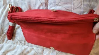 Bolso de mano rojo de antelina con adorno dorado