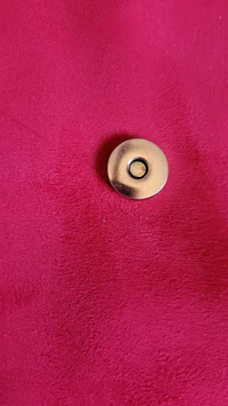 Bolso de mano rojo de antelina con adorno dorado