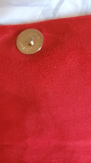 Bolso de mano rojo de antelina con adorno dorado