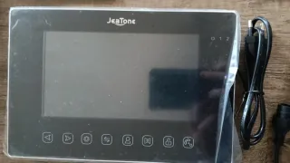 Videoportero con pantalla y 6 llaves.Cuesta 380€