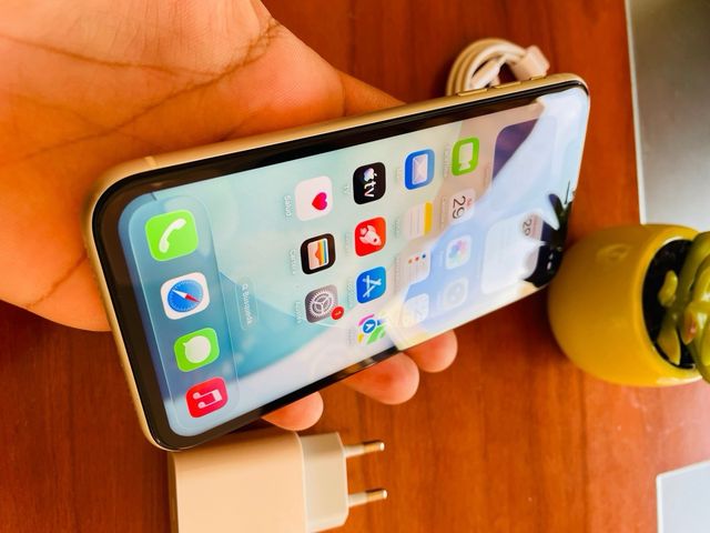 iPhone 11 Blanco + Regalos nuevos