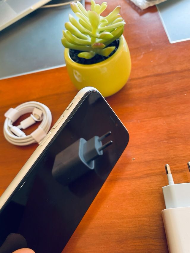 iPhone 11 Blanco + Regalos nuevos