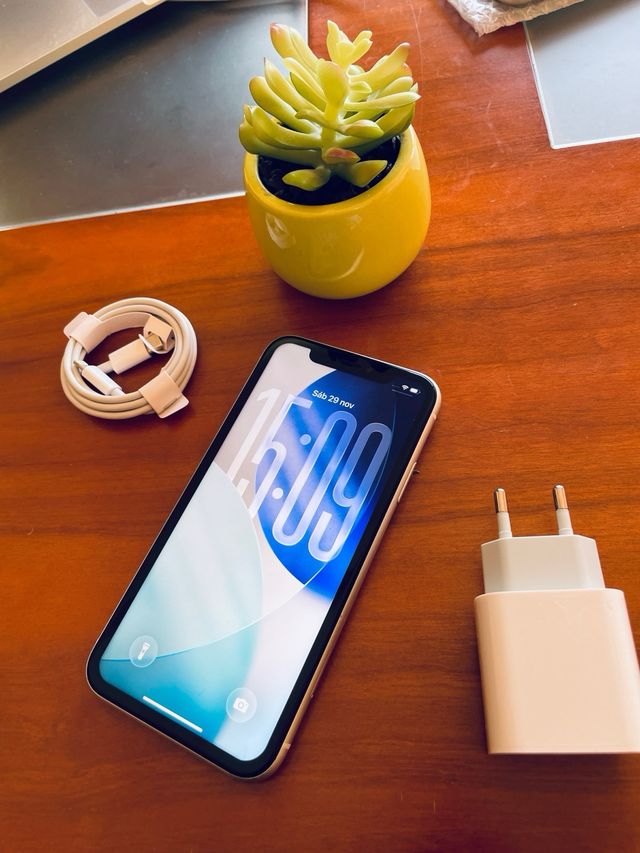 iPhone 11 Blanco + Regalos nuevos