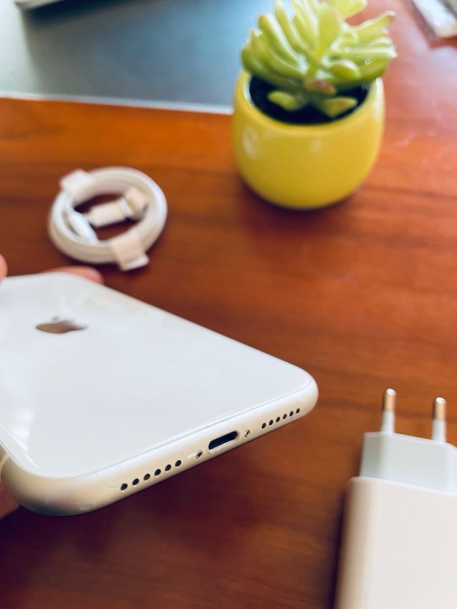 iPhone 11 Blanco + Regalos nuevos