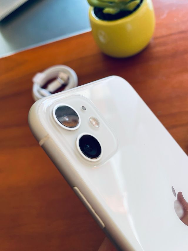 iPhone 11 Blanco + Regalos nuevos