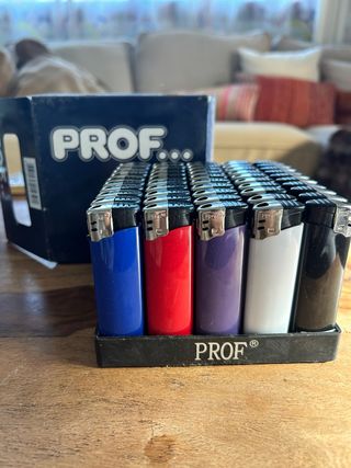 Confezione da 50 accendini della marca Prof in vari colori