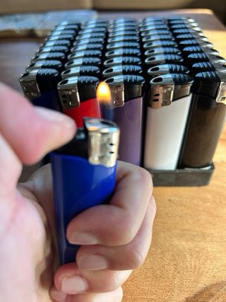 Confezione da 50 accendini della marca Prof in vari colori