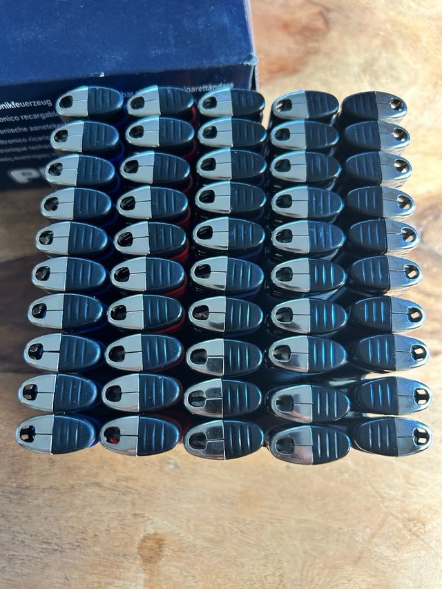 Confezione da 50 accendini della marca Prof in vari colori