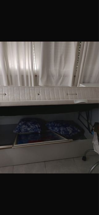 Letto a castello bianco con materasso e cassettiera