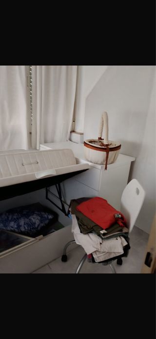 Letto a castello bianco con materasso e cassettiera